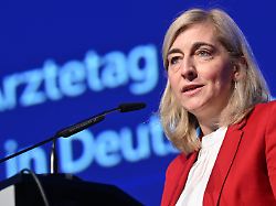 bundesgesundheitsministerin nina warken cdu spricht zu beginn des 130 deutschen aerztetages im hannover congress centrum hcc
