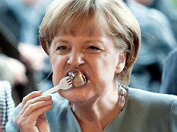 bundeskanzlerin angela merkel cdu probiert am 24 09 2012 in berlin eine rostbratwurst die thueringer landesvertretung hat zum jahresfest mehr als 1000 gaeste aus wirtschaft und politik geladen
