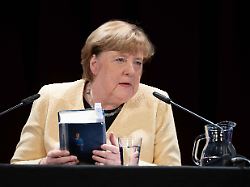 bundeskanzlerin a d dr angela merkel liest aus ihrem buch freiheit in der lichtburg in essen 09 03 2026