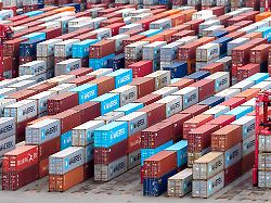 container auf dem gelaende vom container terminal bremerhaven