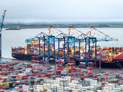 containerschiffe liegen im hafen aufnahme mit einer drohne zoelle erschweren und verteuern den handel die konjunktur lahmt doch das geschaeft deutscher schifffahrtsunternehmen zeigt sich krisenfest