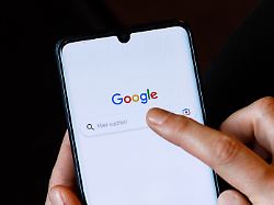 deu deutschland illustration 10 02 2023 symbolfoto google suche ein screenshot des online suchd dienstes google ist symbolisch auf dem display eines smartphones zu sehen
