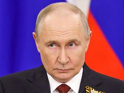 dieses foto wird von der russischen staatsagentur tass zur verfuegung gestellt russia moscow may 9 2026 russia s president vladimir putin talks to journalists at the moscow kremlin