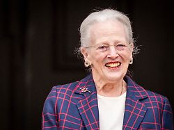 daenemarks ehemalige koenigin margrethe laechelt an ihrem 86 geburtstag im innenhof von schloss fredensborg
