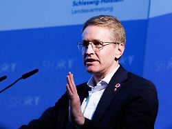 daniel guenther ministerpraesident von schleswig holstein spricht bei der eroeffnung des sommerfests der landesregierung in der landesvertretung schleswig holstein