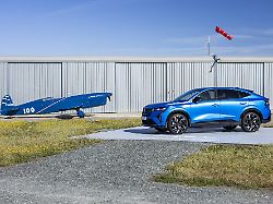 das flugzeug ist namensgeber und inspiration fuer das automobile topmodell der franzosen