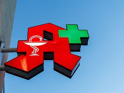 das logo einer apotheke ist am 25 08 2025 an der fassade von einem gebaeude in starnberg bayern zu sehen