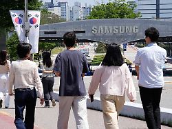 das logo von samsung electronics ist an einem tor am hauptsitz des unternehmens in suwon suedkorea zu sehen