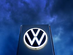 das volkswagen logo auf einer steele vor dunklem himmel feature symbolfoto 1
