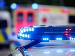 das eingeschaltete blaulicht ist am 16 04 2024 in muenchen bayern auf einem einsatzfahrzeug der polizei zu sehen hinter dem polizeiauto steht ein rettungswagen vom bayerischen roten kreuz