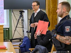 der angeklagte soll einen polizisten getoetet haben