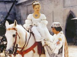 der prinz pavel travnicek passt aschenbroedel libuse safrankova den verlorenen schuh an eine szene aus drei haselnuesse fuer aschenbroedel undatiert