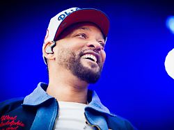 der us amerikanische schauspieler filmproduzent und rapper will smith steht waehrend seines konzerts im rahmen des sommerfestivals der autostadt auf der buehne