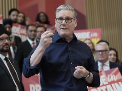 der britische premierminister keir starmer spricht zum start des wahlkampfs der labour party zu den kommunalwahlen im city college in wolverhampton