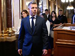 der gewaehlte ungarische ministerpraesident peter magyar kommt zur konstituierenden sitzung des ungarischen parlaments