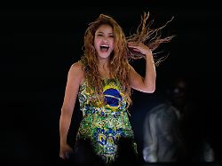 der kolumbianische popstar shakira tritt waehrend eines kostenlosen konzerts an der copacabana auf