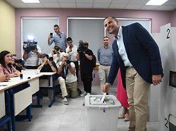 der maltesische ministerpraesident robert abela gibt waehrend der parlamentswahlen in einem wahllokal seinen stimmzettel ab in malta fanden am samstag vorgezogene parlamentswahlen statt