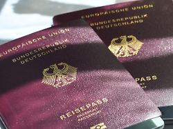 deutsche reisepaesse liegen auf einem tisch 1
