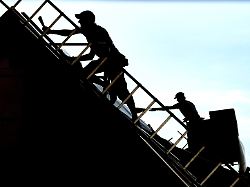 deutschland muenchen mai 2026 dachdecker bei der arbeit neubau eines wohnhauses immobilien baustelle handwerker bauwirtschaft bayern bayerisch