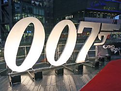 deutschlandpremiere des james bond films casino royale im berliner cinestar kino im sony center am potsdamer platz james bond logo