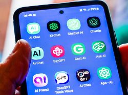 die logos verschiedener chatgpt apps fuer kuenstliche intelligenz ki auf dem bildschirm eines smartphones the logos of various chatgpt artificial intelligence ai apps on the screen of a smartphone