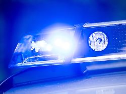 die polizei nahm den verdaechtigen in seiner wohnung fest