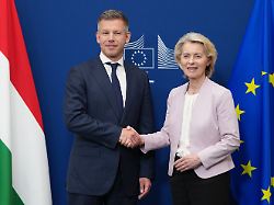 die praesidentin der europaeischen kommission ursula von der leyen begruesst den ungarischen ministerpraesidenten peter magyar vor einem treffen am eu hauptsitz