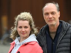 die schauspieler martin brambach und cornelia groeschel stehen bei einem fototermin am set zu den dreharbeiten des neuen mdr tatorts schwesternliebe im areal des kraftwerk mitte