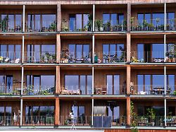 die sonne scheint auf die balkone und terrassen von neubauten in berlin friedrichshain 1
