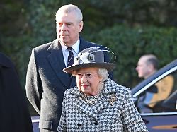 die britische koenigin elizabeth ii trifft in begleitung ihres sohnes prinz andrew zum sonntagsgottesdienst an der kirche st mary the virgin ein der herzog von york wird am 19 02 2022 62 jahre alt