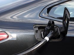 ein elektrofahrzeug wird geladen das ladekabel steckt im stecker am auto elektromobilitaet elektromobilitaet am 20 03 2026 in siegen deutschland