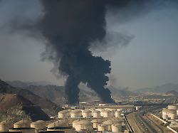 ein feuer und rauchschwaden steigen auf nachdem truemmer einer abgefangenen iranischen drohne nach angaben der behoerden in fudschaira vereinigte arabische emirate eine oeleinrichtung getroffen haben