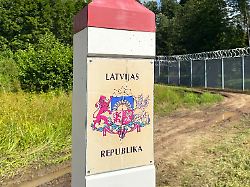 ein grenzpfeiler mit der aufschrift republik lettland steht beim besuch des lettischen staatspraesidenten rinkevics an der lettischen grenze zu russland