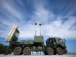 ein launcher des luftverteidigungssystems iris t slm der firma diehl defence steht waehrend der vorstellung der european air defence academy in der kaserne todendorf auf einer platte