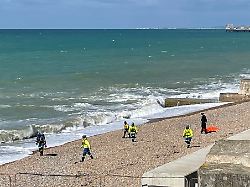 ein leichensack ist am strand in der naehe des madeira drive zu sehen wie die polizei von sussex mitteilte wurden heute frueh die leichen von drei frauen aus dem meer in brighton geborgen