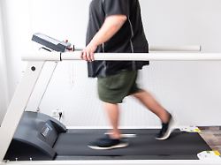 ein mann trainiert an einem laufband um seine ausdauer nach einer coronainfektion zu staerken in der klinik am teutoburger wald werden long covid patienten behandelt