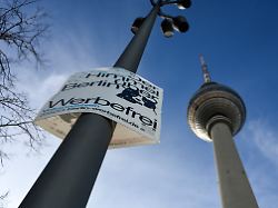 ein plakat zum volksbegehren berlin werbefrei auf dem alexanderplatz am fernsehturm