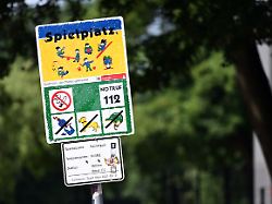 ein schild weist auf einen spielplatz hin ein plan der staedtischen verwaltung das wort spielplatz auf schildern in spiel und aktionsflaeche umzubenennen hatte heftige diskussionen ausgeloest