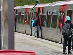 ein schueler steigt in eine u bahn