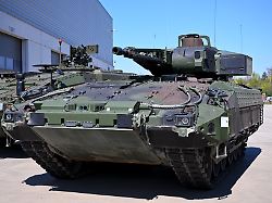 ein schuetzenpanzer puma steht auf dem werksgelaende des unternehmens knds vor einer werkshalle