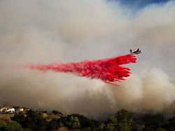ein tankflugzeug wirft loeschmittel auf das sandy fire in simi valley