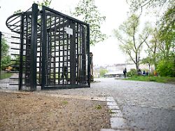 ein zugangstor am goerlitzer park der zugang ist tagsueber geoeffnet