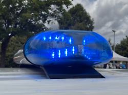 ein eingeschaltetes blaues sondersignal auf dem dach eines deutschen einsatzfahrzeugs