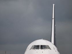 eine boeing 747 der lufthansa ist auf dem flughafen frankfurt zu sehen die staendig schwankenden treibstoffpreise wirken sich mittelbar auch auf die preise fuer flugreisen aus