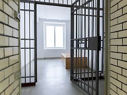 eine haftzelle im zellentrakt vom amtsgericht hannover amtsgerichte verfuegen haeufig ueber zellen zur kurzfristigen unterbringung von personen in gewahrsam