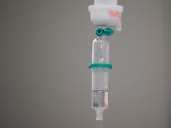 eine infusion wurde bei einem patienten in einem raum zur vorbereitung einer operation in einem krankenhaus gelegt