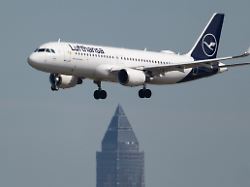 eine passagiermaschine der lufthansa landet auf dem flughafen frankfurt dabei fliegt das flugzeug ueber den messeturm hinweg die airline stellt am mittwoch 06 05 2026 ihre quartalszahlen vor