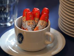 eine tasse gefuellt mit schokoladen nikolaeusen steht bei einer pressekonferenz beim deutschen katholikentag auf einem bueffettisch fuer journalisten