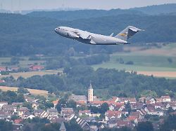 eine transportmaschine vom typ c 17 globemaster der us airforce startet von der us airbase ramstein und fliegt ueber ramstein hinweg