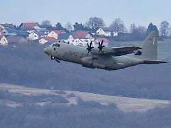 eine us militaetmaschine startet von der us airbase in ramstein nach der eskalation im ukraine konflikt mit dem einmarsch russischer truppen in die ukraine will die nato ihre ost flanke verstaerken
